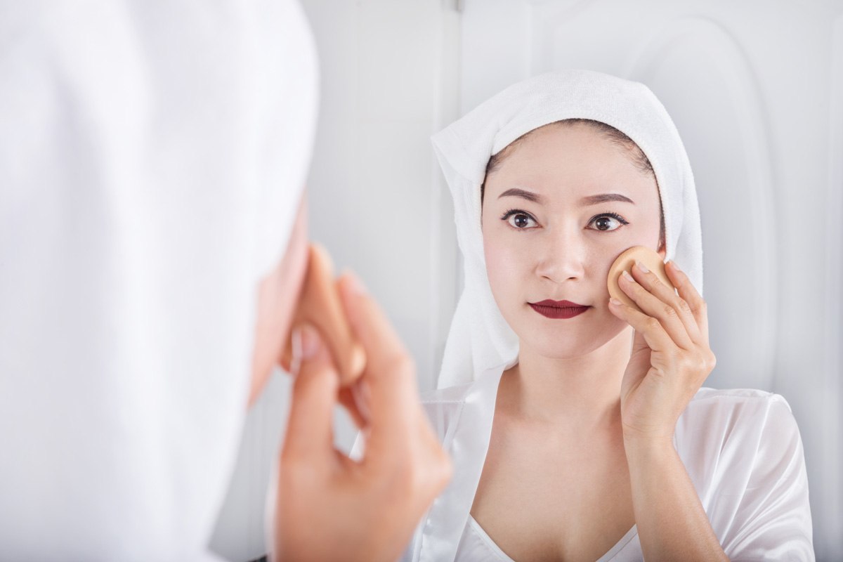 How to Choose Makeup Foundation Color and Apply It Correctly